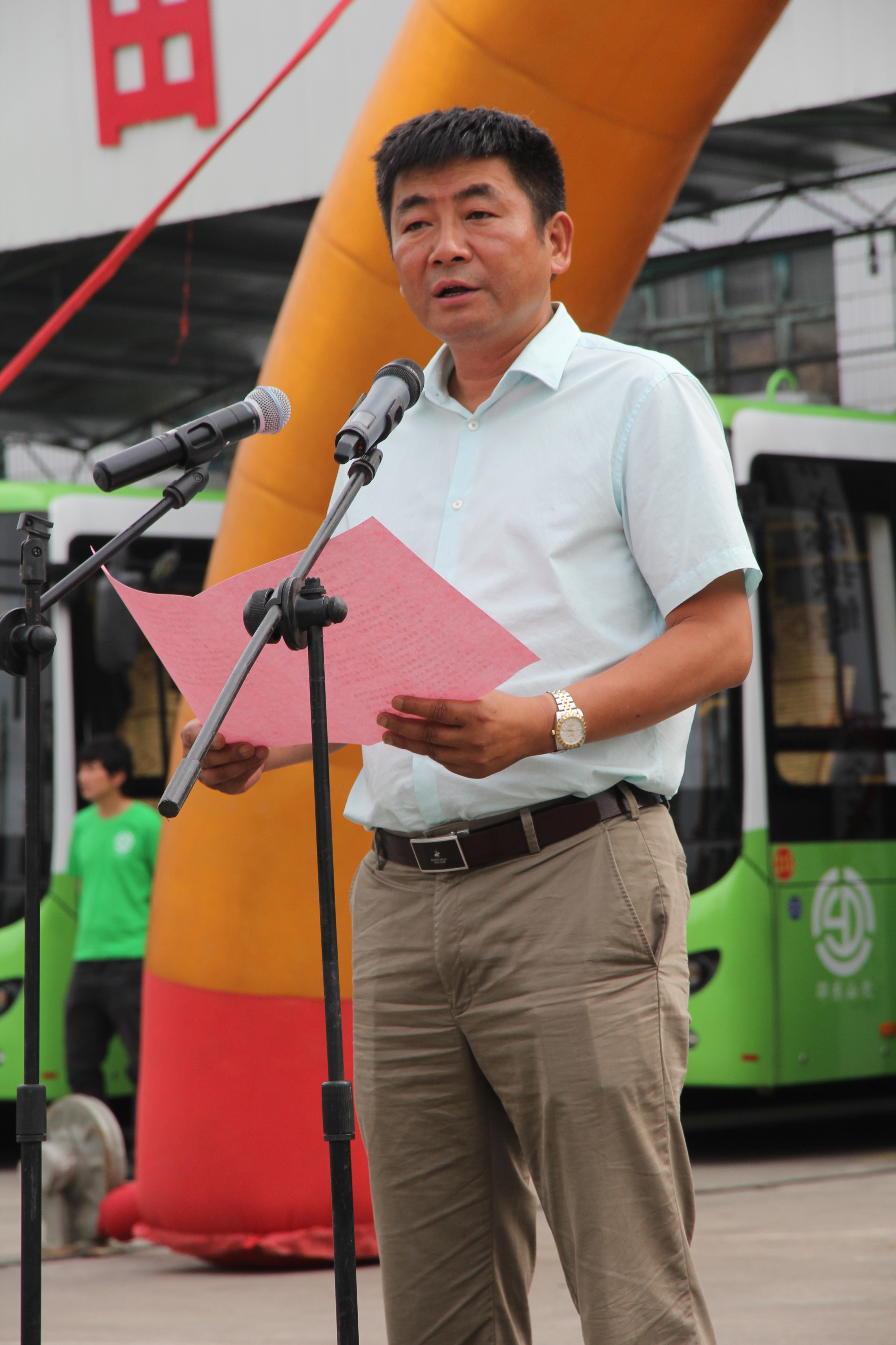 圖為純電動公交車整裝待發(fā)。圖為市民在試乘純電動公交車