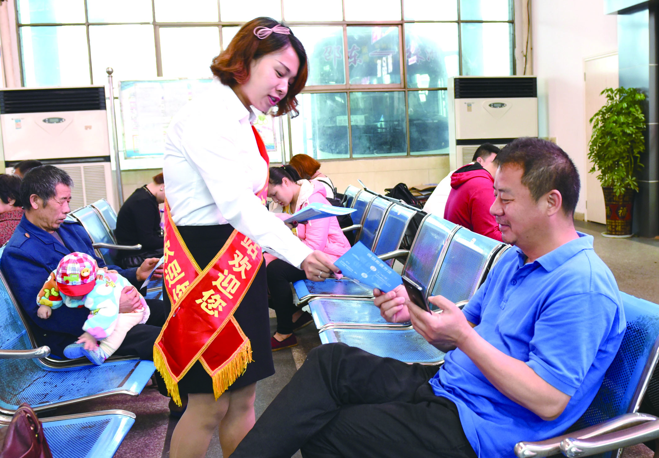 4月21日，邵東汽車西站工作人員在向旅客推介互聯(lián)網(wǎng)+站+車+客平臺的推廣應(yīng)用與購票實名制宣傳。