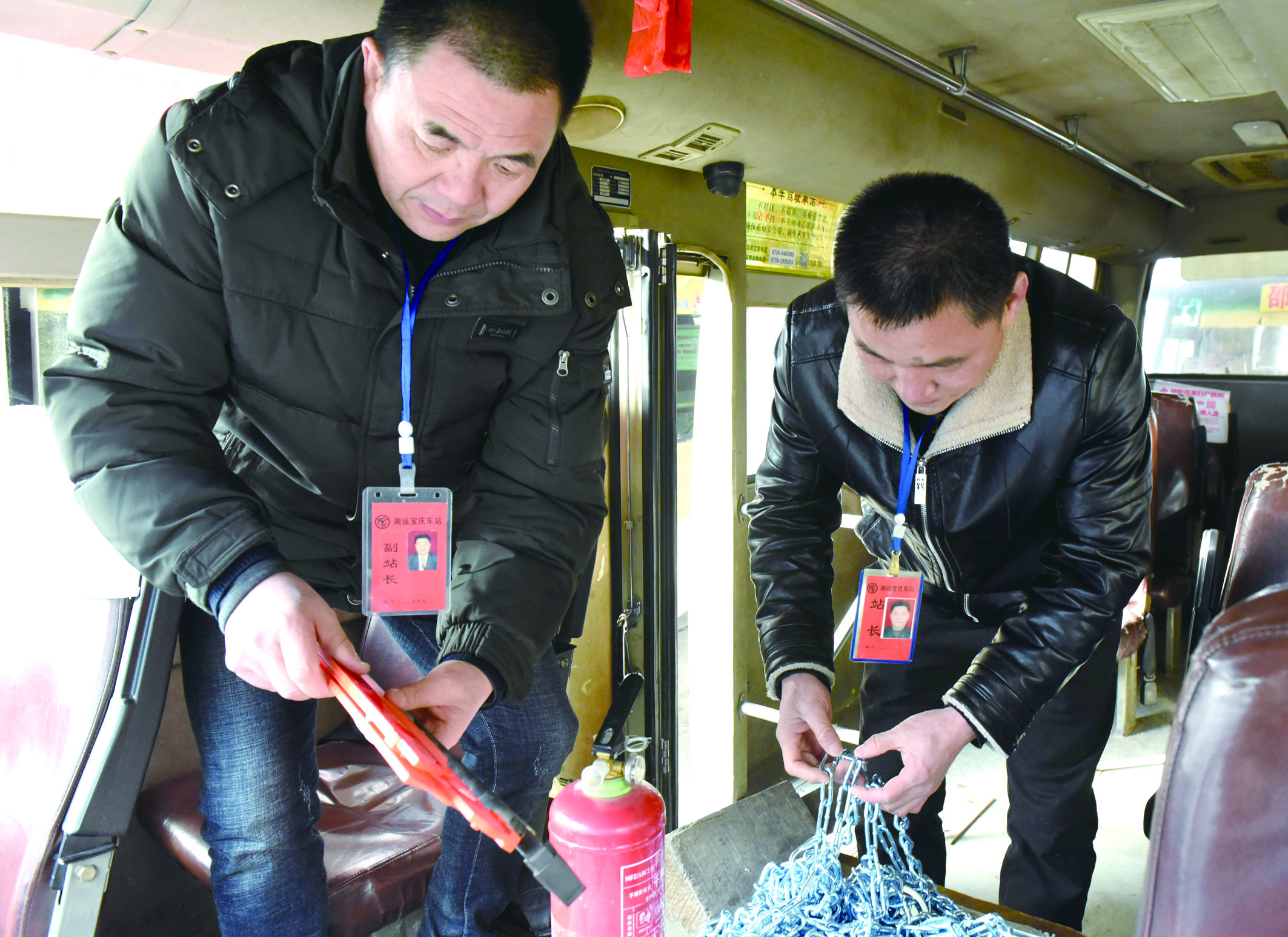 2月8日，市寶慶汽車站工作人員正在營運(yùn)車上檢查應(yīng)急設(shè)施及器材是否齊全有效