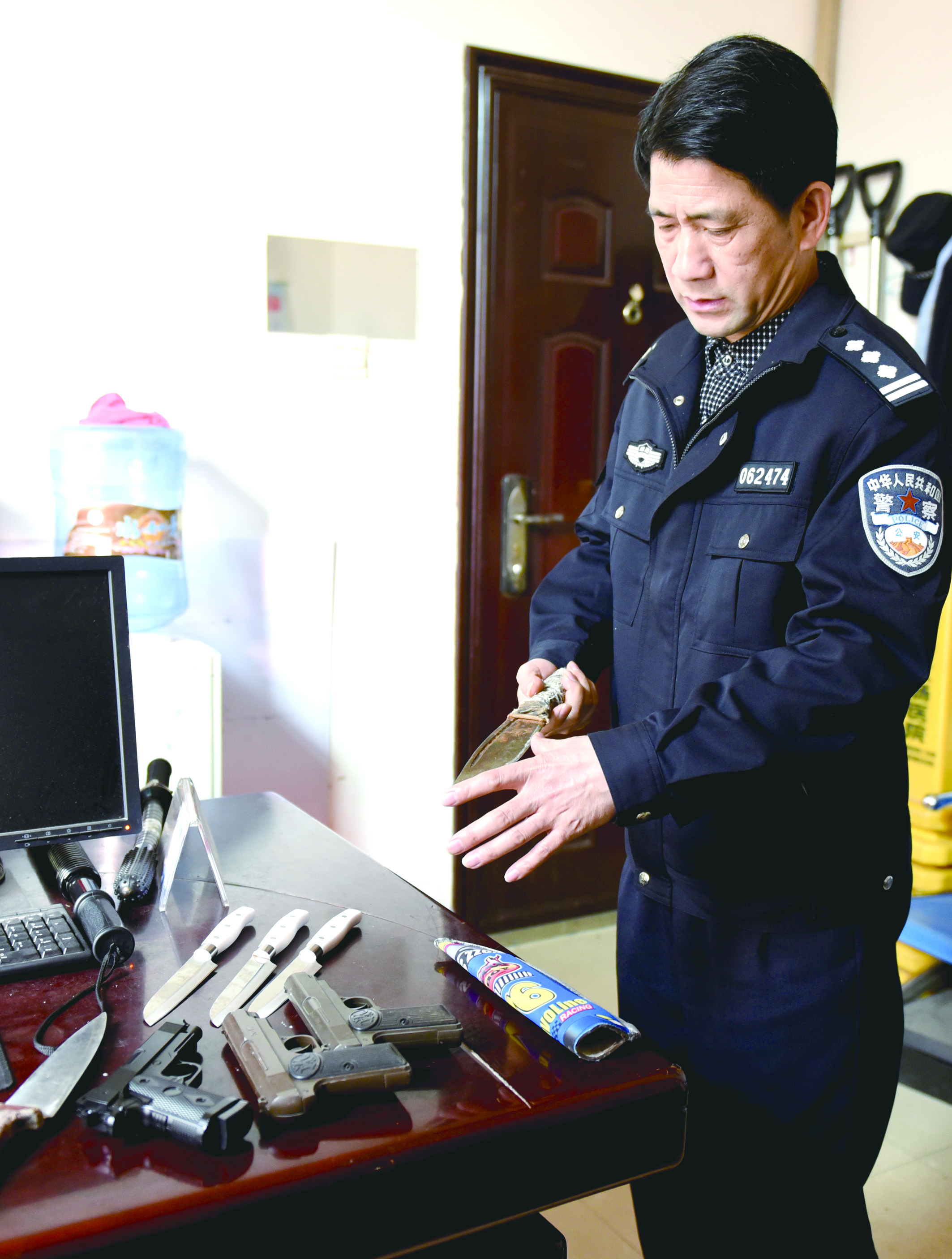 3月12日，邵東汽車西站警務(wù)室民警正在對所查獲的違禁品進行清點