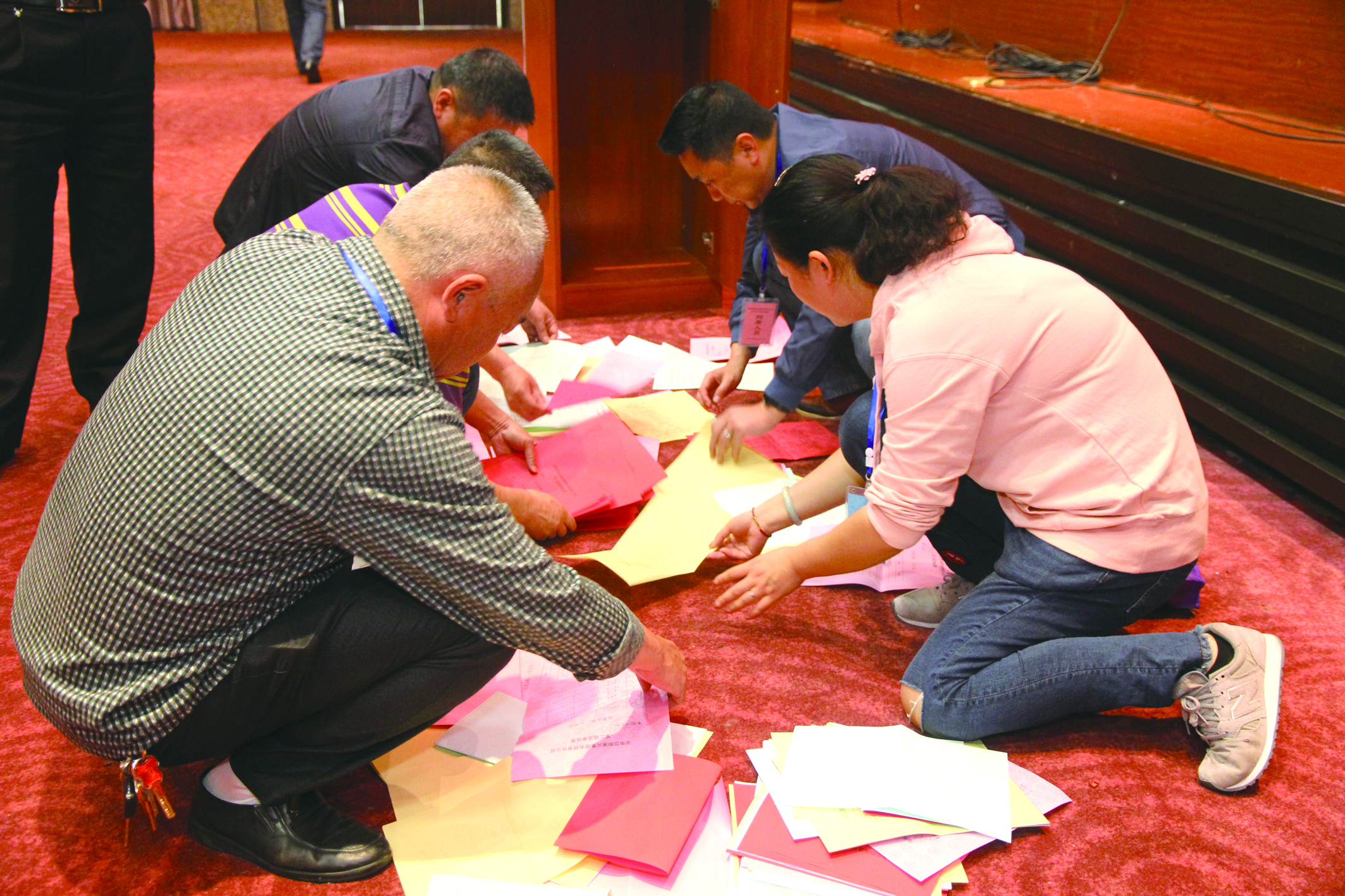 圖為工作人員在仔細(xì)清理選票。