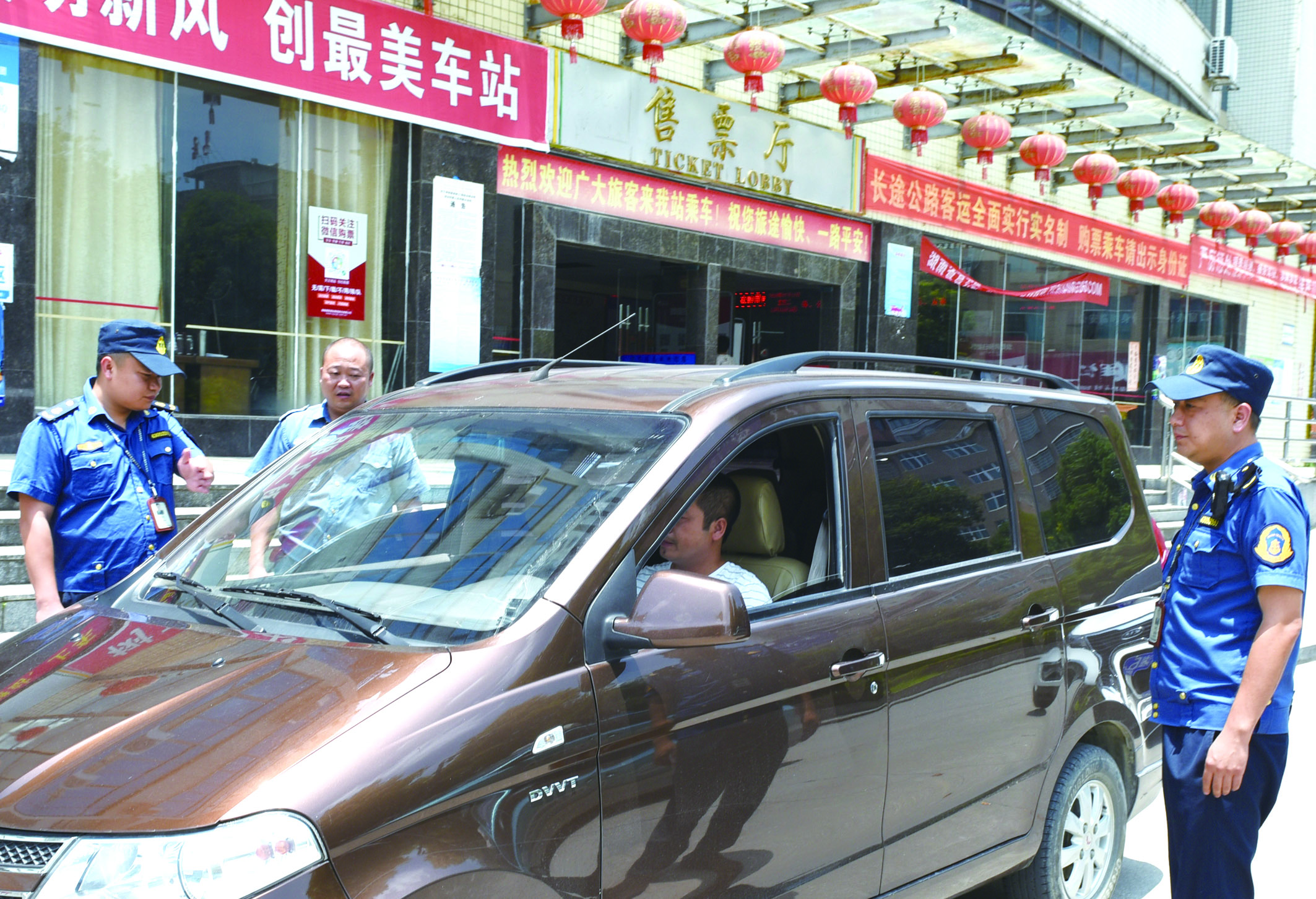 7月10日，洞口縣黃橋鎮(zhèn)副鎮(zhèn)長謝揚(yáng)標(biāo)（右）在黃橋汽車站檢查營運(yùn)客車安全檢查情況。近段時間以來，黃橋汽車站全面排查交通安全等方面存在的安全隱患，并及時予以整改到位，做到防患于未然，確保安全生產(chǎn)工作萬無一失。據(jù)了解，今年上半年已消除交通安全隱患10余起。  李祖冠    攝影報道 