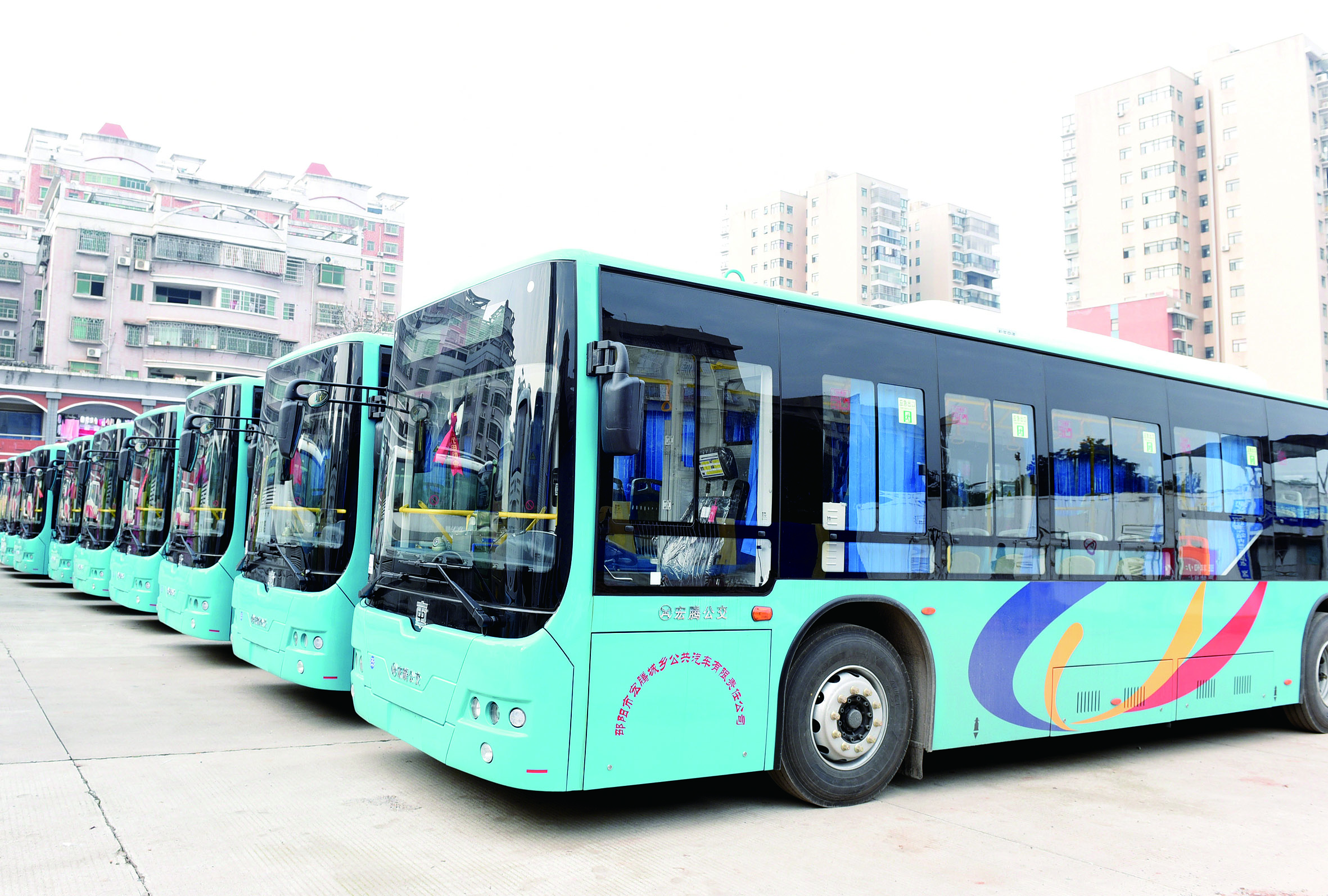 2月26日，筆者在宏騰城鄉(xiāng)公共汽車公司偌大的停車坪見到，其30輛公交車輛成一字型排列整裝待發(fā)。
