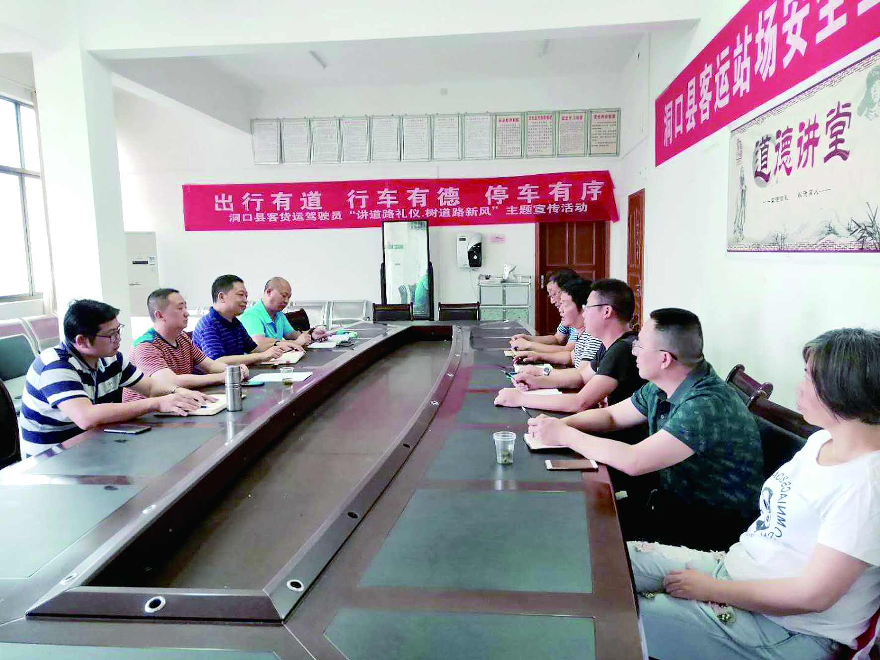 6月12日至13日，集團公司董事、副總經(jīng)理唐新宇率辦公室、房產(chǎn)基建、企管部門負責人深入分公司就門面合同等事項進行核查和清理，并對門面經(jīng)營狀況調(diào)研。據(jù)悉，兩天時間核對門面合同144份。 ? 為切實加強企業(yè)內(nèi)部管理，集團公司決定對全司門面管理開展清理，成立集團公司門面清理領導小組以抓好此項工作。圖為唐新宇（左二）在洞口客運分公司部署相關工作。 祖冠 攝影報道