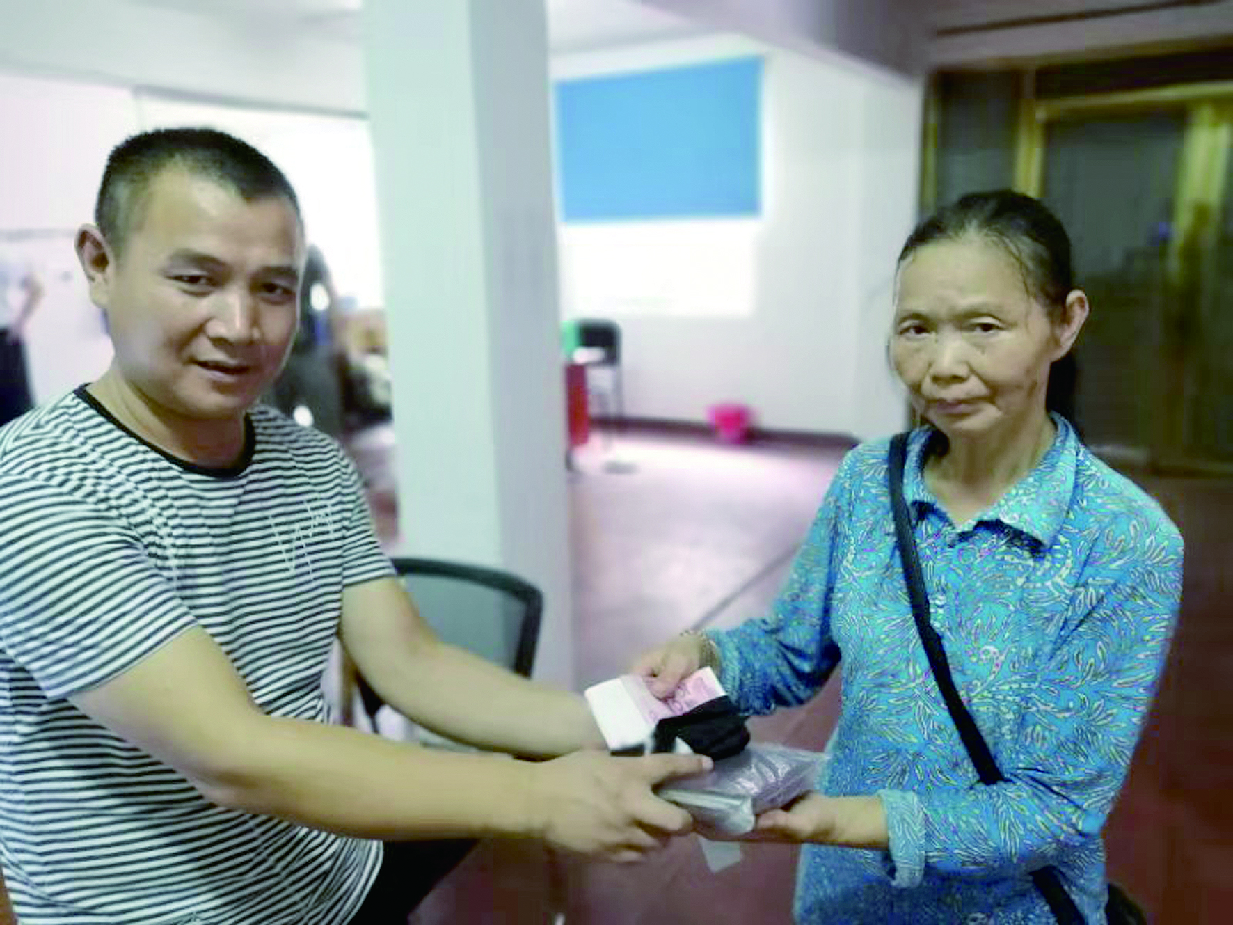 點贊！6500元現(xiàn)金完璧歸趙 （王智春 李高雄報道）