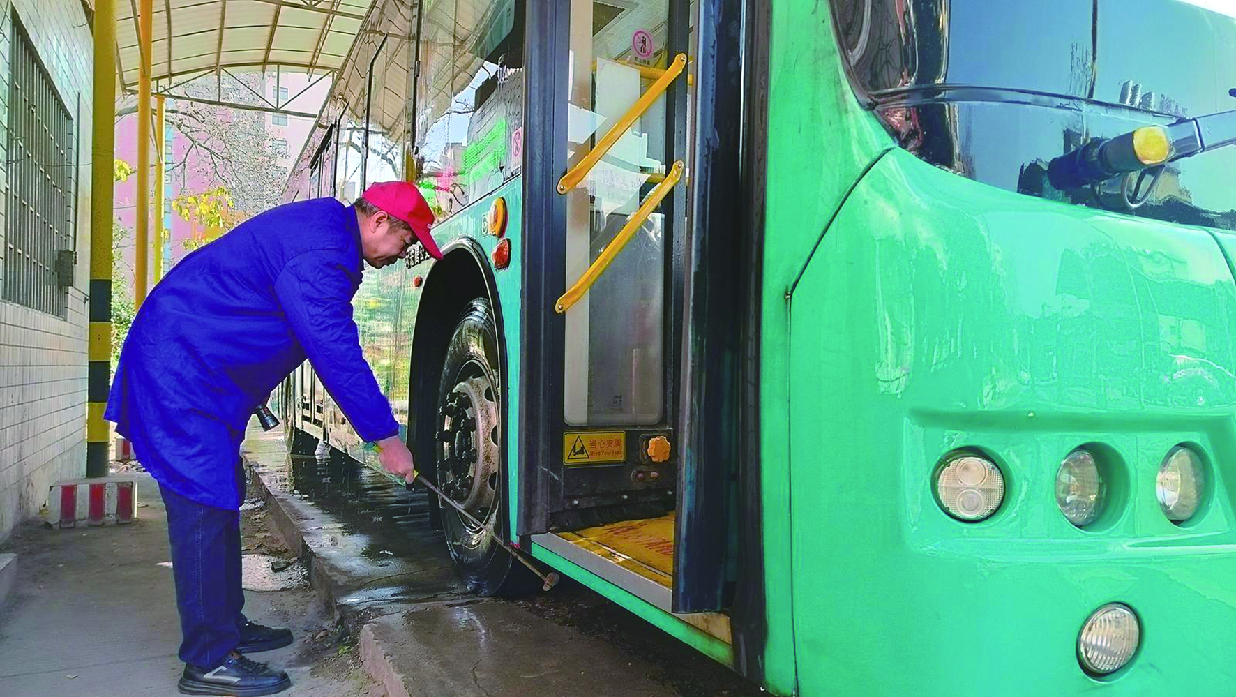 春運(yùn)首日，我司各汽車站以熱情服務(wù)—— 讓乘客臉上多一份笑容